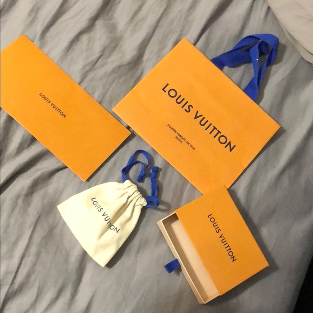 LOUIS VUITTON Packaging.